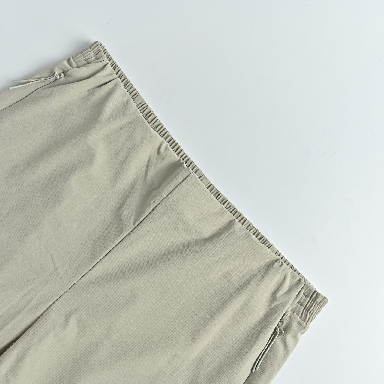 Descente Belted High-Stretch Quick-Dry Trousers — Light Grey