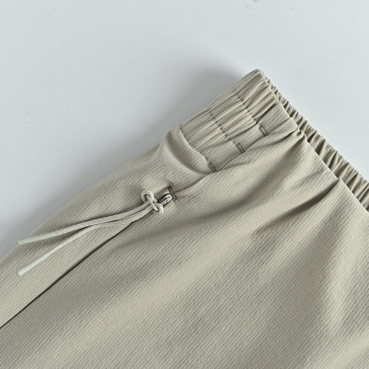 Descente Belted High-Stretch Quick-Dry Trousers — Light Grey